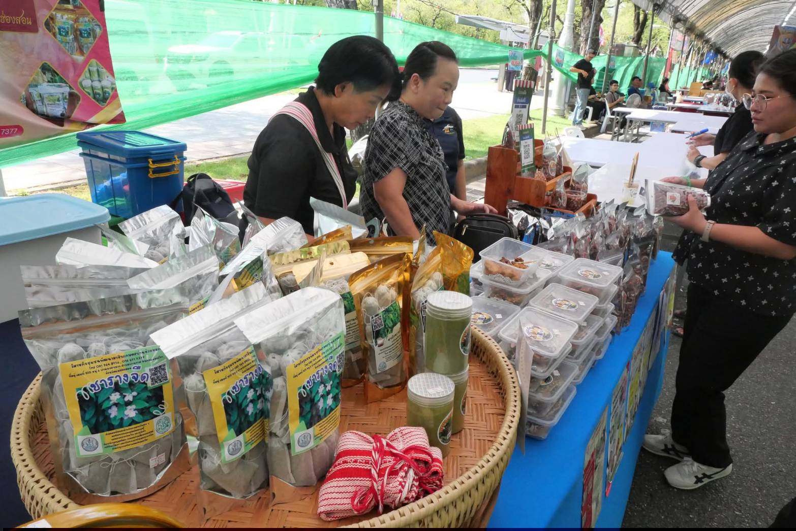 title - ภาพบรรยากาศ สินค้าดี สินค้าเด่น จากเขตปฏิรูปที่ดิน ส่งท้ายงานครบรอบ 51 ปี ส.ป.ก. ณ สำนักงานการปฏิรูปที่ดินเพื่อเกษตรกรรม 